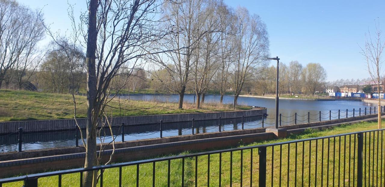 5 Star Luxury Small Cosy House With Lake View Doncaster Kültér fotó